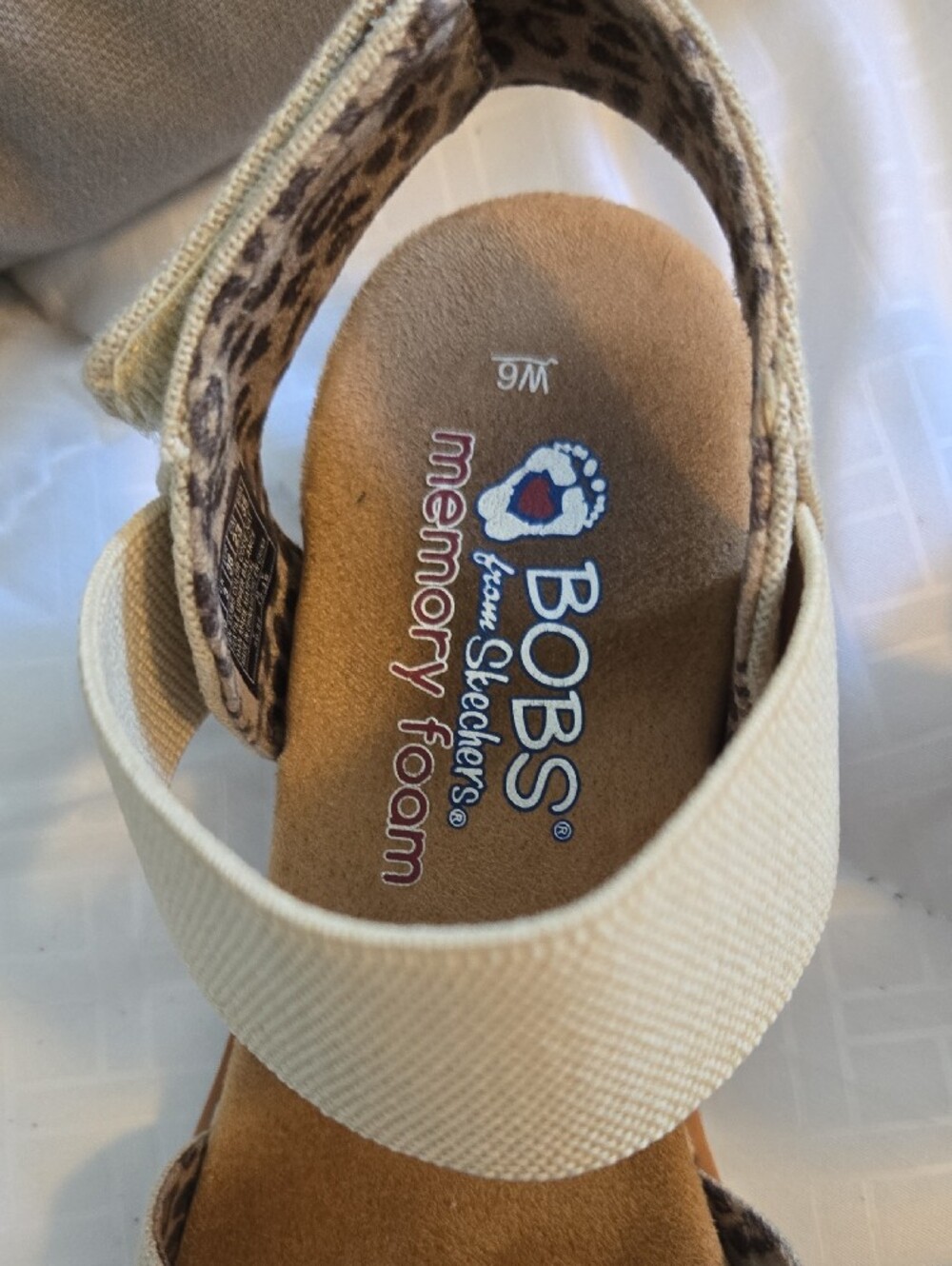 Skechers Bobs Women's Beige Cross-Strap Elastic Back Sandals - Picture 2 of 3